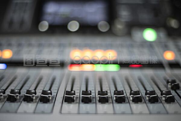 演播室与电视节目中的音响面板 技术与应用